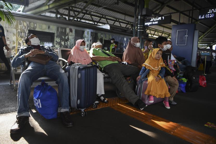 Penumpang Kereta Api Argo Bromo Anggrek tujuan Surabaya menunggu kedatangan kereta di Stasiun Gambir, Jakarta (ilustrasi)