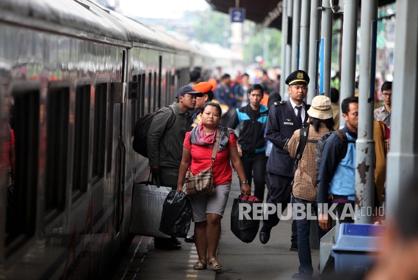 Penumpang kereta api arus tiba di Stasiun Jatinegara, Jakarta (Republika/Rakhmawaty La