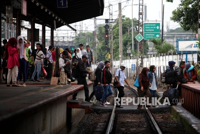 Penumpang kereta api di Stasiun Jatinegara, Jakarta (ilustrasi). 