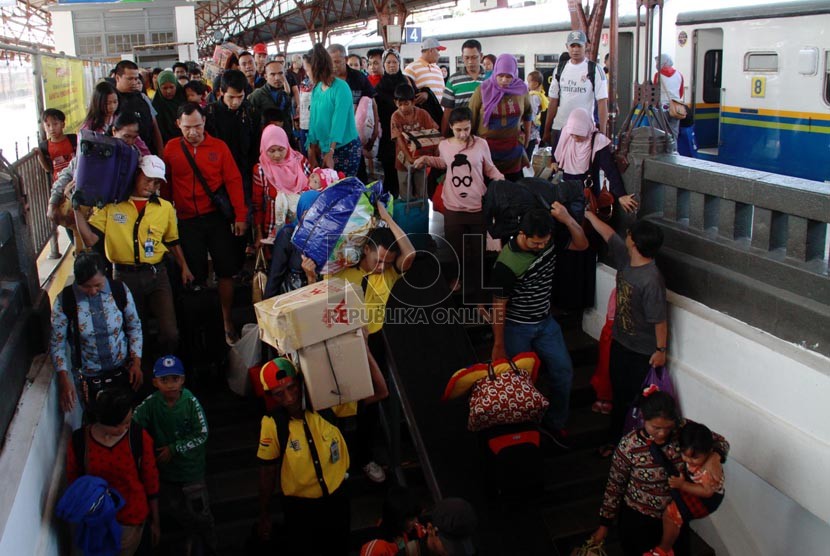 Penumpang kereta api Fajar Utama Semarang tiba di Stasiun Pasar Senen, Jakarta, Kamis (7/8). (Republika/ Yasin Habibi)