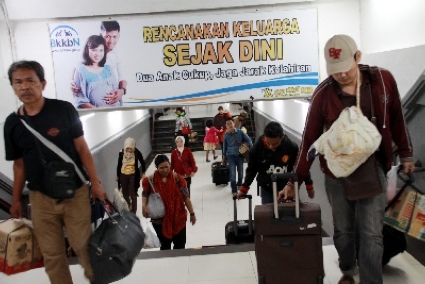 Penumpang kereta api Fajar Utama Semarang tiba di Stasiun Pasar Senen, Jakarta, Kamis (7/8). 