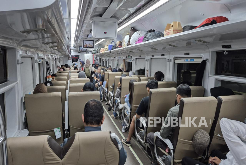 Penumpang kereta api (ilustrasi). Daop 6 Yogyakarta mencatat pergerakan penumpang yang signifikan selama periode libur panjang Hari Raya Waisak 2025, yakni dari Jumat (9/5/2024) hingga Selasa (13/5/2025). 