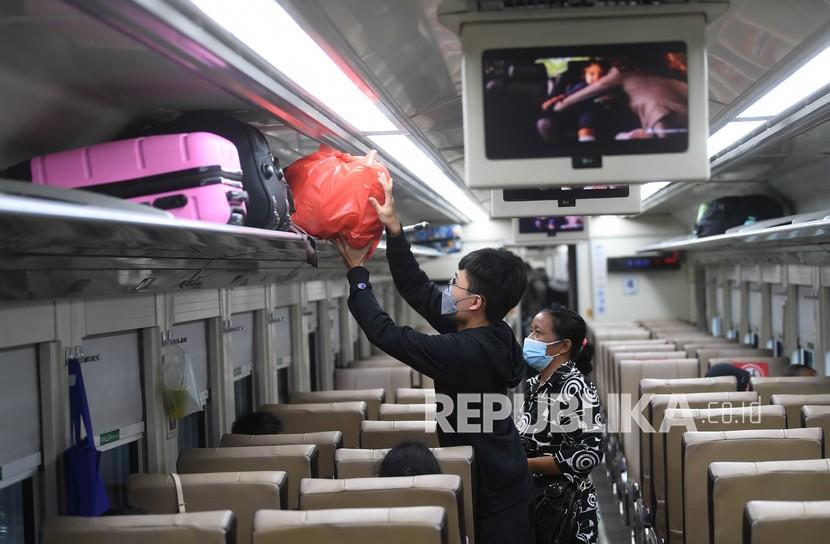 Penumpang kereta menata barangnya di Stasiun Pasar Senen, Jakarta Pusat, Selasa (21/12/2021). PT KAI endukung program pemerintah untuk mengurangi sampah plastik dengan menggunakan kemasan ramah lingkungan.