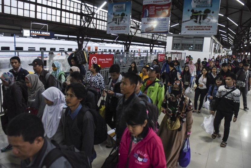 Penumpang kereta api Serayu dari Purwokerto tiba di Stasiun Pasar Senen, Jakarta, Minggu (16/4). 