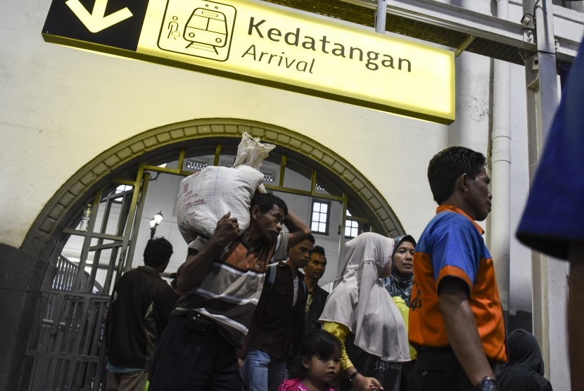 Penumpang kereta api dari Purwokerto tiba di Stasiun Pasar Senen, Jakarta. 