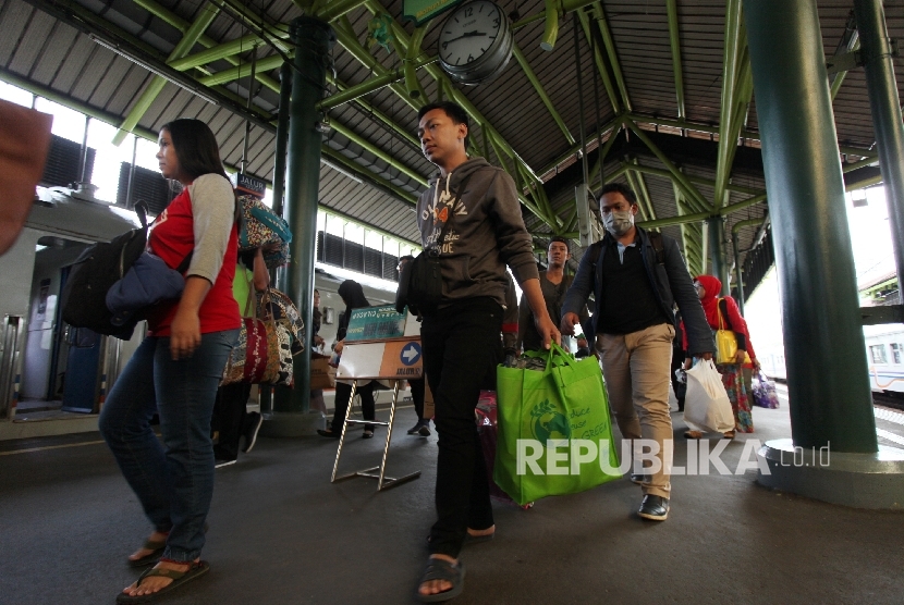 Penumpang Kereta Api tiba di Stasiun Gambir, Jakarta, Selasa (27/6).