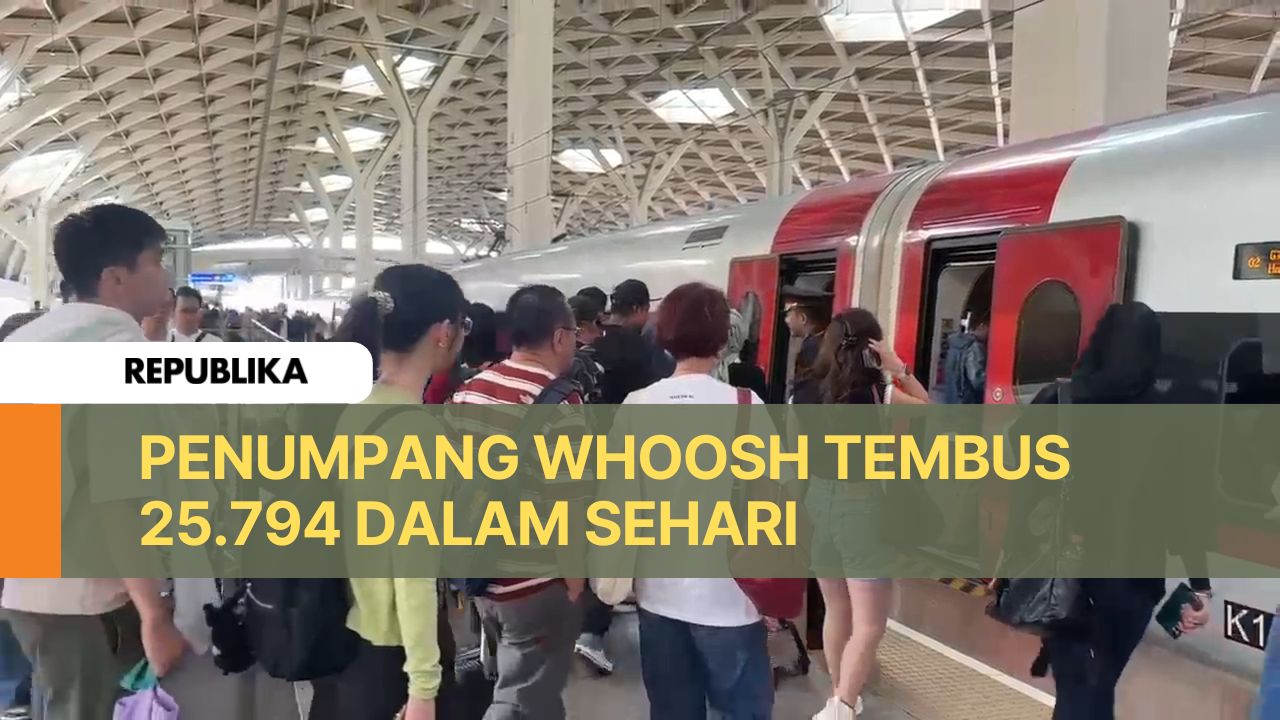Penumpang kereta cepat Jakarta-Bandung Whoosh