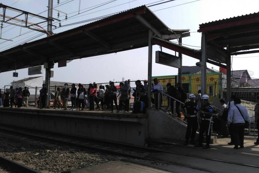 Penumpang kereta commuterline di Stasiun Kranji, Kota Bekasi. Penumpukan penumpang di Stasiun Kranji mulai terurai setelah kereta menuju Jakarta kembali normal.