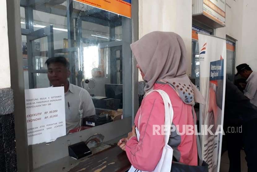 Penumpang kereta membeli tiket KA Pangrango Sukabumi-Bogor di Stasiun Sukabumi, Selasa (4/9).