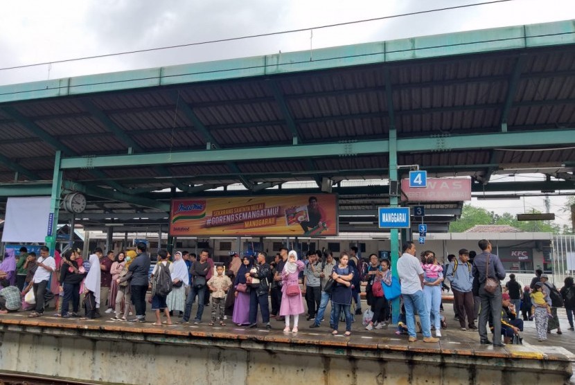 Penumpang kereta rel listrik (KRL) jurusan Depok/Bogor dan Bekasi/Cikarang menunggu di Peron 4 Stasiun Manggarai, Rabu (23/1) pagi.