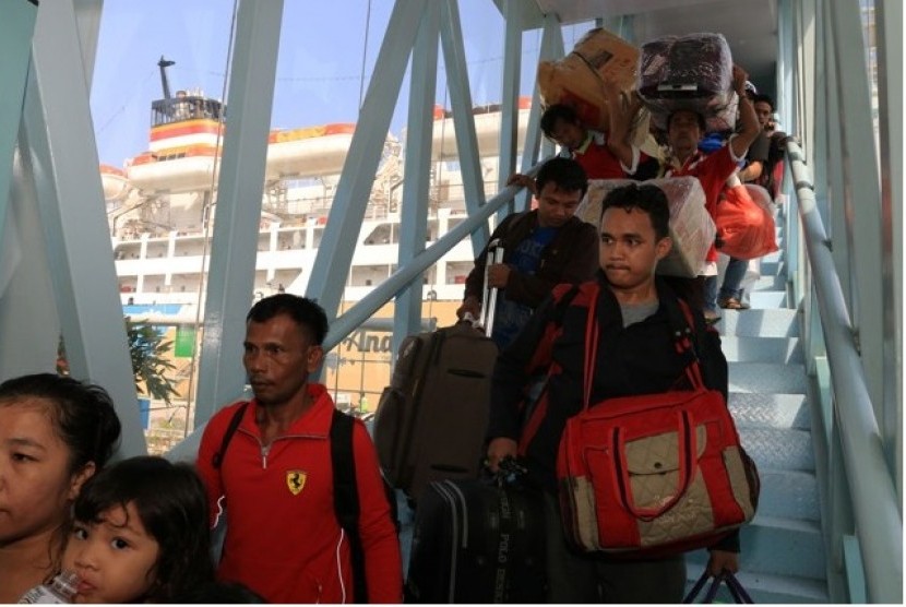 Penumpang KM Kelud turun dari garbarata setibanya di Pelabuhan Belawan, Sumatra Utara, Jumat (1/7). Sebanyak 2.426 penumpang dari Tanjung Priok, Batam dan Tanjung Balai Karimun tiba di Belawan.