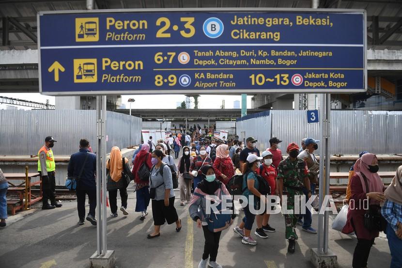 Penumpang KRL berjalan setibanya di Stasiun Manggarai, Jakarta, Kamis (13/1/2022). Kementerian Perhubungan tengah mengkaji usulan kenaikan tarif KRL Commuter Line dari Rp3.000 menjadi Rp5.000 per 1 April 2022.