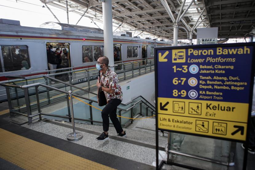 Penumpang KRL Commuter Line berjalan di Stasiun Manggarai, Jakarta, Rabu (25/5/2022). PT Kereta Commuter Indonesia menerapkan rute baru kereta rel listrik (KRL) untuk lintas Bogor dan lintas Cikarang mulai 28 Mei 2022, seiring dengan rencana pengembangan Stasiun Manggarai menjadi Stasiun Sentral.