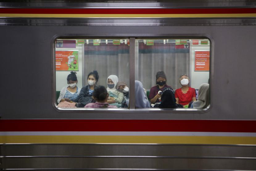 Penumpang KRL Commuter Line duduk di dalam gerbong kereta api (ilustrasi)