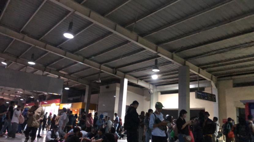 Penumpang KRL Commuter Line menumpuk di Stasiun Kebayoran, Jakarta Selatan, Jumat (1/3/2024) petang WIB.