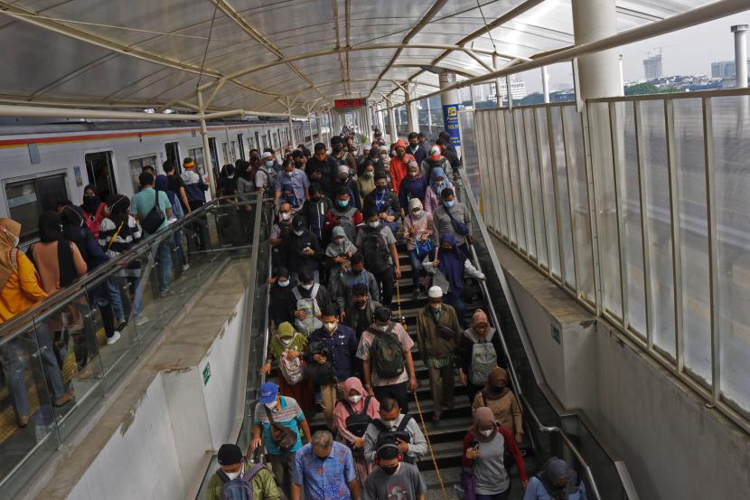 Penumpang KRL Commuter line menuruni anak tangga setibanya di Stasiun Manggarai, Jakarta. Presiden Jokowi resmikan revitalisasi Stasiun Manggarai dengan penambahan tujuh jalur