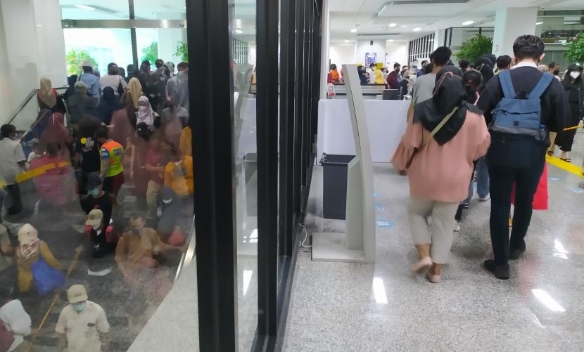 Penumpang KRL Commuterline berpindah tujuan kereta di stasiun transit Manggarai, Jakarta, Ahad (29/5/2022). Hari kedua memberlakukan aturan switch over sejak Sabtu (28/5/2022) berimbas antrean dan kepadatan penumpang di Stasiun Manggarai.