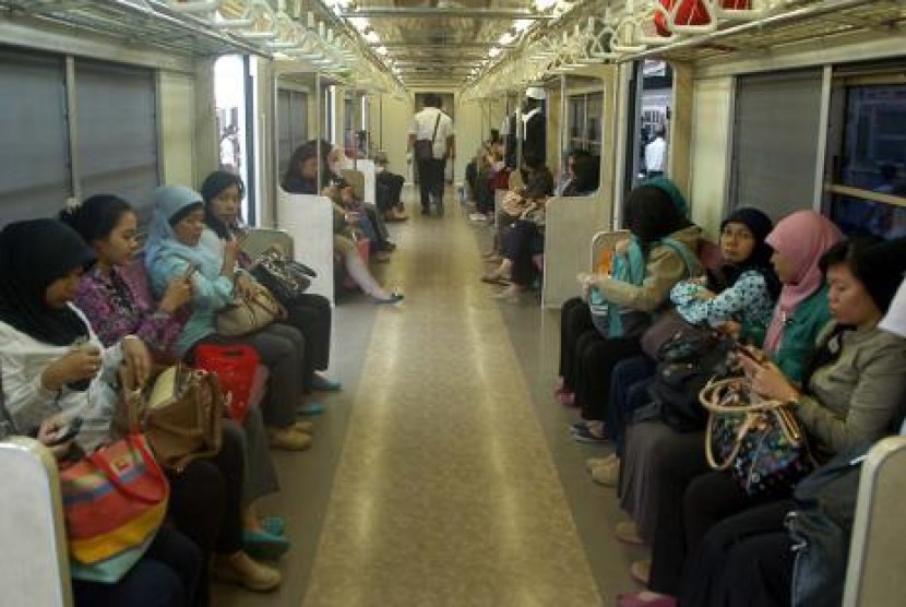 Penumpang KRL Komuter di gerbong khusus wanita. Kenaikkan tarif tiket KRL Komuter yang berlaku mulai 1 Oktober 2012 diikuti dengan permintaan perbaikan pelayanan oleh para penumpang.