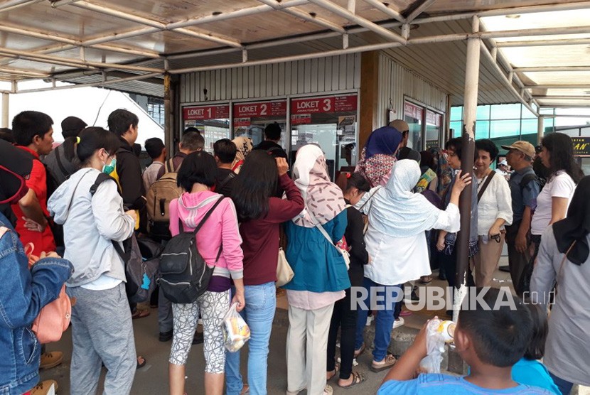 Penumpang KRL mengantri panjang di loket Stasiun Depok Baru pada Ahad (22/7) siang lantaran ada pembaharuan sistem gate elektronik KRL.