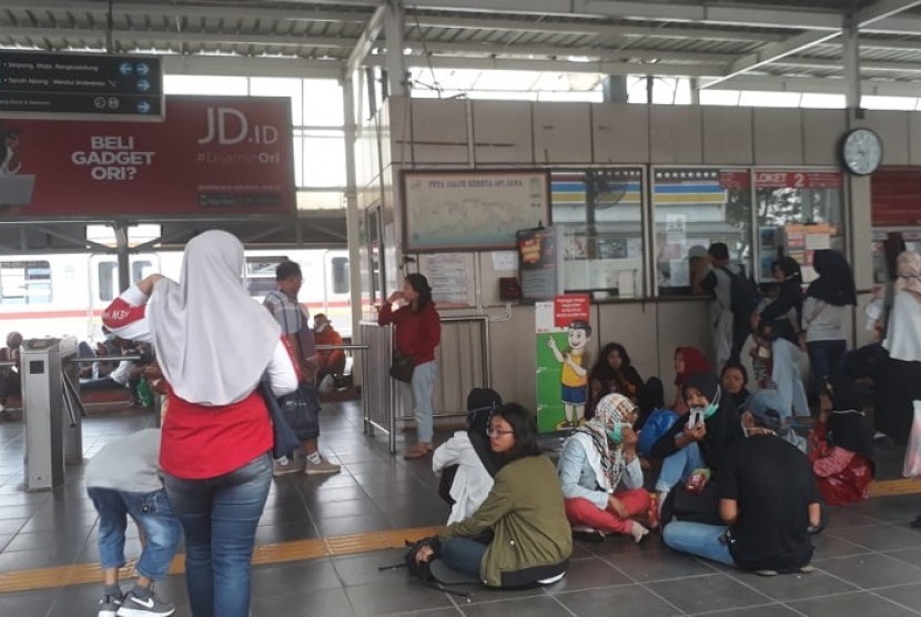 Penumpang KRL terlantar di Stasiun Pondok Ranji karena KRL berhenti lantaran listrik padam.