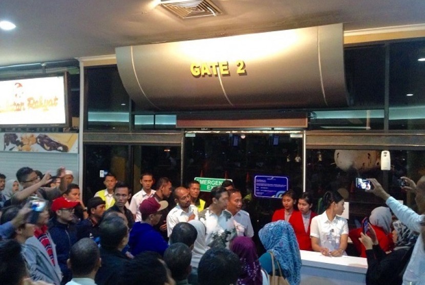 Penumpang Lion Air yang telantar meminta penjelasan di ruang tunggu Bandara Adi Sutjipto, Ahad malam (31/1)