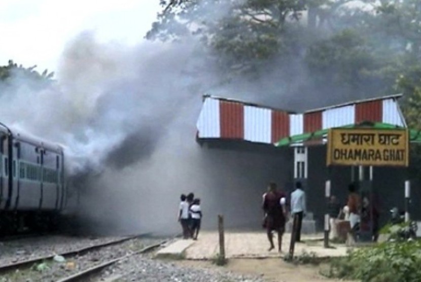 Penumpang marah dan membakar dua gerbong pascatabrakan yang dilaporkan menewaskan 34 orang di Bihar,  India Timur. 