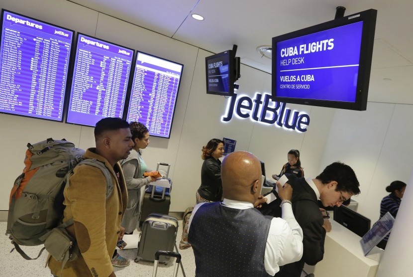 Penumpang melakukan check-in untuk penerbangan komersil perdana dari New York ke Hava di Bandara JFK menggunakan maskapai JetBlue (28/11).