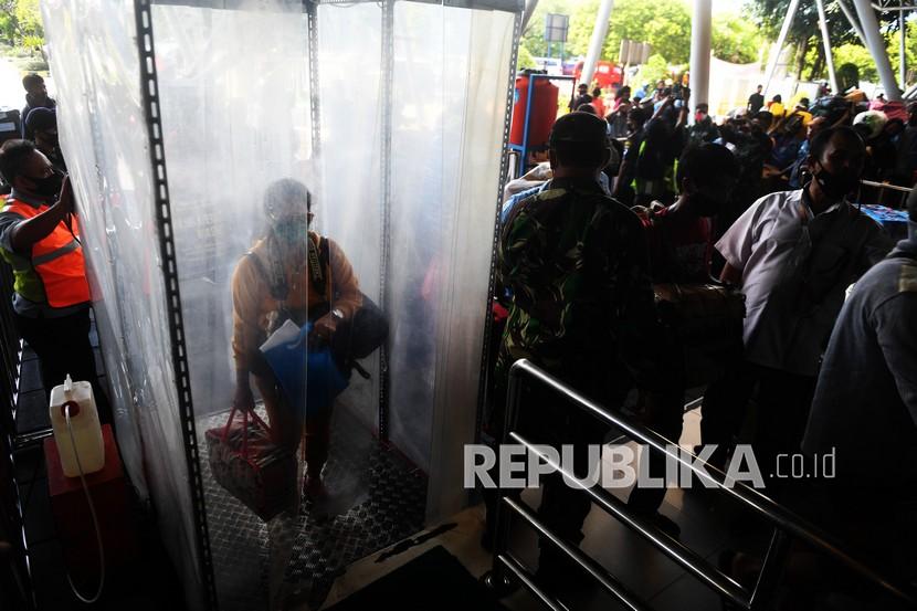 Penumpang melewati bilik disinfektan sebelum menaiki KM Dorolonda di Terminal Penumpang Tanjung Priok, Jakarta (ilustrasi)