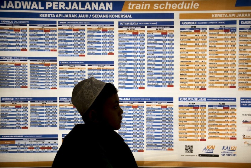Penumpang melihat jadwal perjalanan kereta api di Stasiun Kiaracondong, Bandung, Jawa Barat, Minggu (1/7).