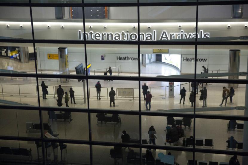 Penumpang melintas di Heathrow Airport, London, Inggris. Penerbangan yang akan melakukan perjalanan masuk dan keluar London pada Senin (19/9/2022) dibatalkan dan dijadwalkan ulang. 