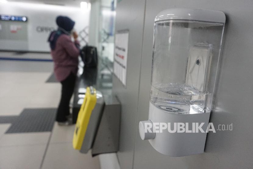 Penumpang melintas di samping antiseptik atau hand sanitizer di Stasiun MRT Bundaran HI, Jakarta, Selasa (3/3).