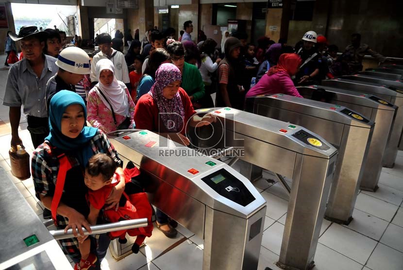  Penumpang melintasi pintu tiket elektronik Kereta Rel Listrik (KRL) saat keluar Stasiun Tanah Abang, Jakarta Pusat, Jumat (28/6).   (Republika/Prayogi)