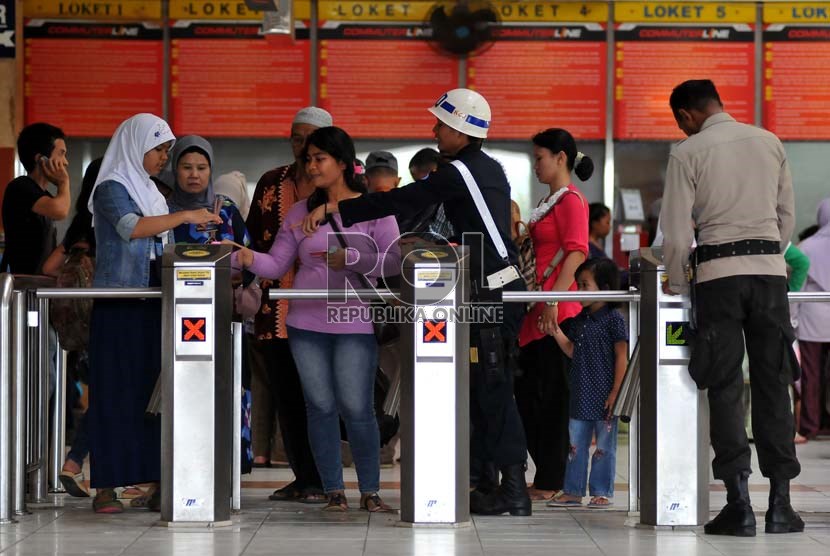  Penumpang melintasi pintu tiket elektronik Kereta Rel Listrik (KRL) saat keluar Stasiun Tanah Abang, Jakarta Pusat, Jumat (28/6).   (Republika/Prayogi)