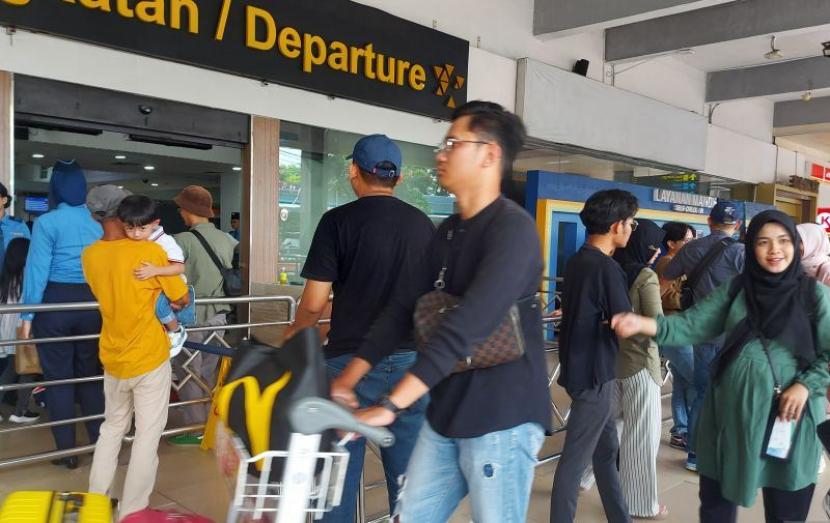 Penumpang memadati pintu keberangkatan di Bandara Halim Perdanakusuma, Jakarta Timur.