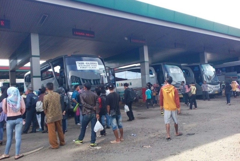 Penumpang memadati pool bus Budiman di Kota Tasikmalaya, Jawa Barat, Senin (1/1). 