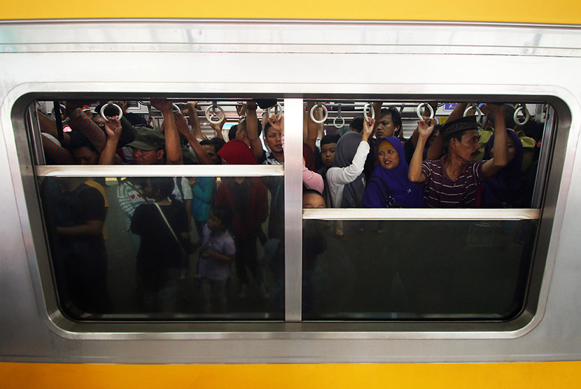 Penumpang memadati salah satu gerbong Kereta Rel Listrik (KRL) di Stasiun Manggarai, Jakarta, Rabu (30/12).