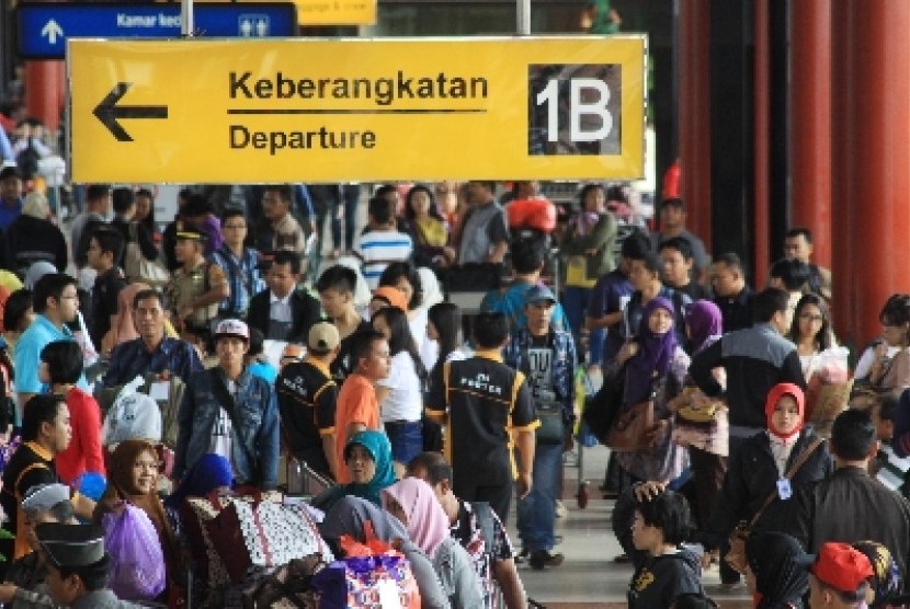 Passengers at Soekarno-Hatta, Tangerang, Banten (illustration)
