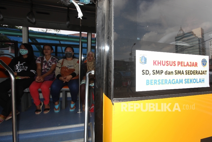 Penumpang memanfaatkan fasilitas bus sekolah saat berlangsungnya aksi mogok kendaraan umum di Terminal Senen, Jakarta Pusat, Selasa (22/3).(Republika/Rakhmawaty La'lang) 