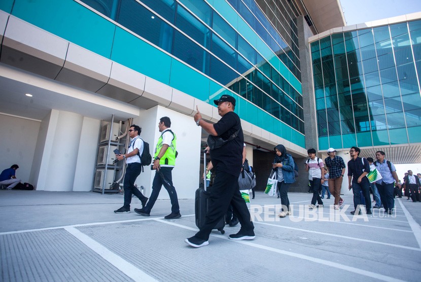 Penumpang memasuki area bandara seusai mendarat dengan pesawat komersial Citilink saat penerbangan perdana di Bandara Yogyakarta International Airport (YIA), Kulonprogo, DI Yogyakarta, Senin (6/5).