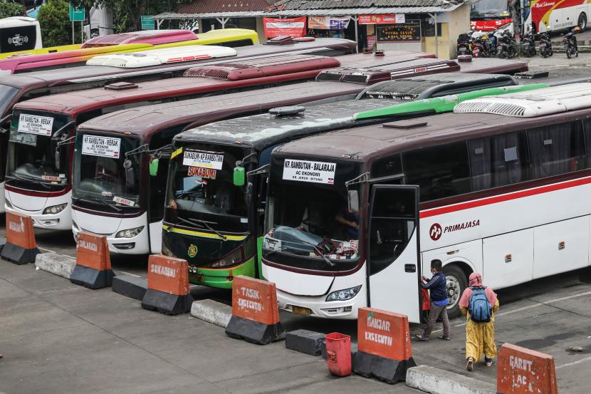 Penumpang memasuki bus AKAP di Terminal Kampung Rambutan, Jakarta, Ahad (4/9/2022). PO Bus Antar Kota Antar Provinsi (AKAP) mengatakan harga tiket naik berkisar 15 persen - 20 persen akibat kenaikan harga Bahan Bakar Minyak (BBM). 