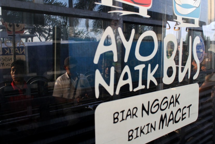 Penumpang memasuki ruang dalam bus Transjabodetabek saat berhenti di halte bus, di Kota Bekasi, Jawa Barat, Rabu (6/9).