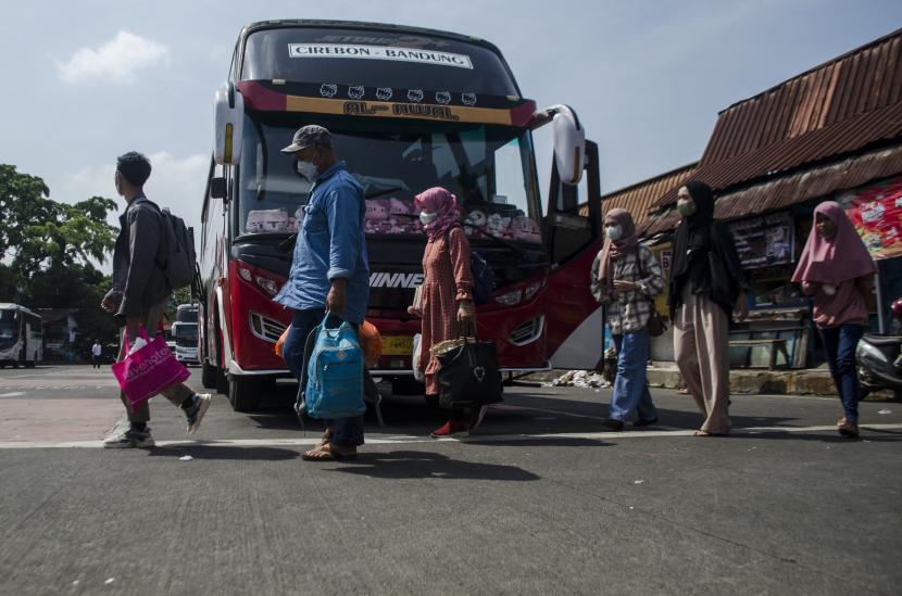 Penumpang membawa barang bawaan setelah turun dari bus di Terminal Cicaheum, Bandung, Jawa Barat. Ratusan pemudik yang tiba di Terminal Cicaheum Bandung langsung membuat SKTS.