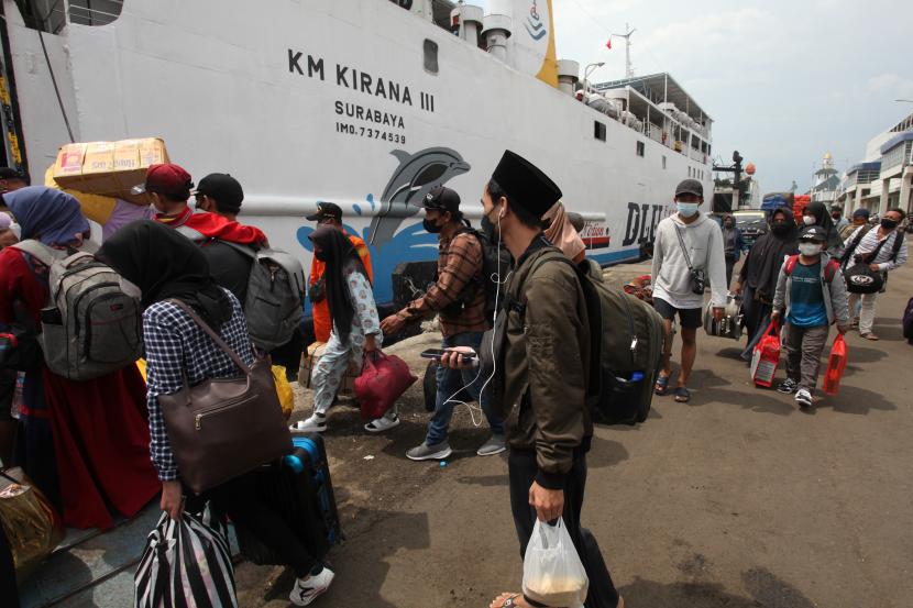 Penumpang membawa barang bawaannya berjalan memasuki Kapal Motor Kirana III di Pelabuhan Tanjung Perak Surabaya, Jawa Timur. 
