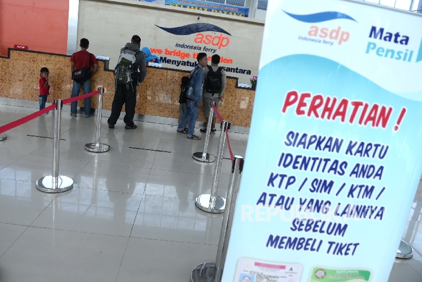 Penumpang membeli tiket kapal laut di Pelabuhan Bakauheni, Lampung, Selasa (21/6). (Republika/ Wihdan)