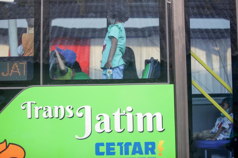 Penumpang menaiki angkutan bus TransJatim koridor Sidoarjo-Surabaya-Gresik.