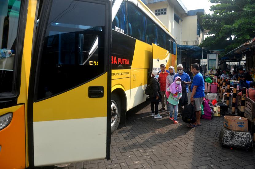 Penumpang menaiki bus antarkota antarprovinsi (AKAP) di Terminal Tipe A Giwangan, Yogyakarta.
