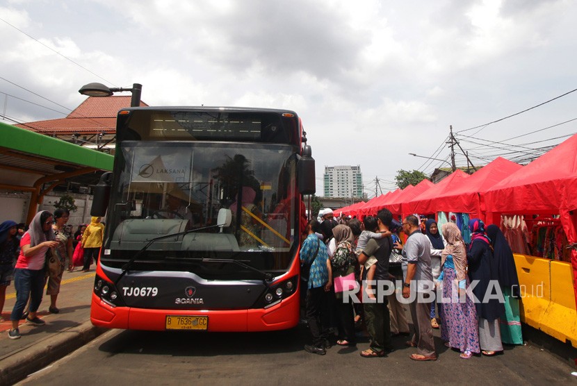 Penumpang menaiki bus Transjakarta Tanah Abang Explorer di Tanah Abang, Jakarta, Selasa (26/12). 