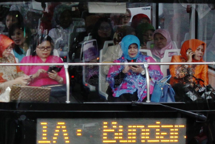  Penumpang menaiki bus wisata saat uji coba dan sosialisasi kepada penumpang di Jakarta, Jumat (21/2). ( Republika/Yasin Habibi)