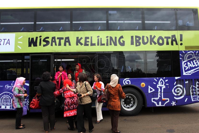 Penumpang menaiki bus wisata saat uji coba dan sosialisasi kepada penumpang di Jakarta, Jumat (21/2). ( Republika/Yasin Habibi)