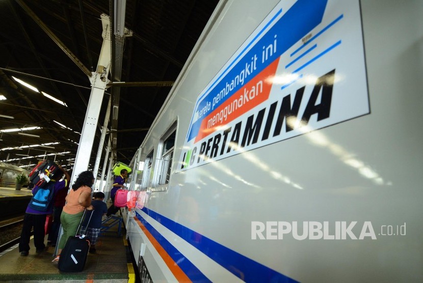 Penumpang menaiki gerbong kereta api pembangkit argo Parahyangan jurusan Bandung-Jakarta berbahan bakar Liqufied Natural Gas (LNG), di Stasiun Bandung, Kota Bandung, Selasa (20/12).